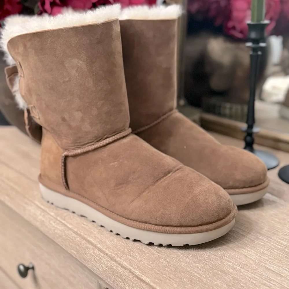 UGG Meilani Short Chestnut Suede/Sheepskin Bow Boots  Sz 10 Women's 1012981